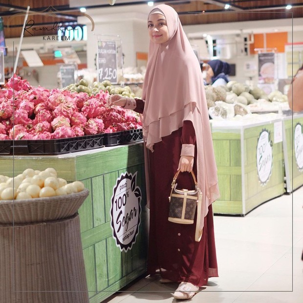 Kerudung instan syari panjang menjuntai hingga menutup dada