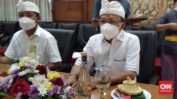 Gubernur Bali Wayan Koster saat melakukan konferensi pers, Selasa (8/2). (FOTO Kadafi).