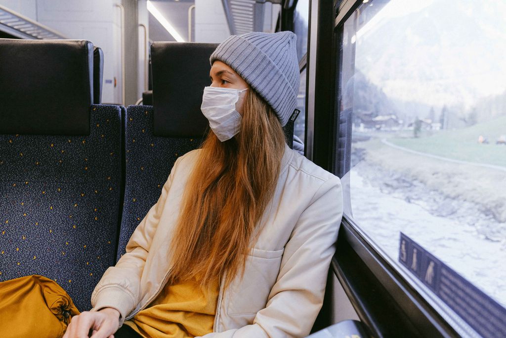 Ilustrasi seseorang sedang melakukan perjalanan menggunakan kereta api/Foto: Pexels/Anna Shvets