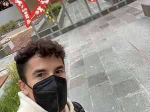 Potret Liburan Pebalap MotoGp di Mandalika: Lihat Sunset hingga Bensin Eceran