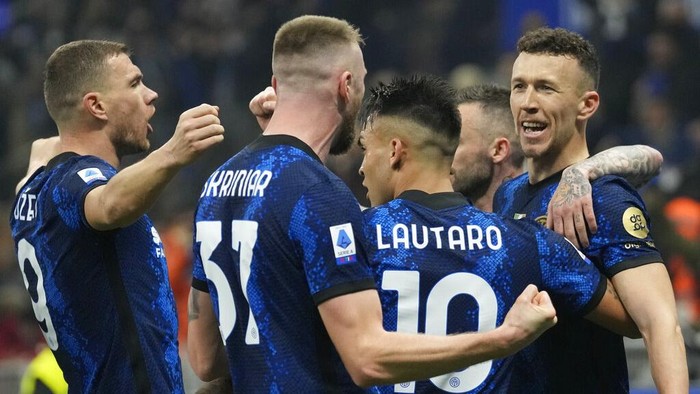 Inter Milan Inter Milan's Ivan Perisic, right, celebrates with teammates after scoring his side's opening goal during the Serie A soccer match between Inter Milan and AC Milan at the San Siro Stadium, in Milan, Italy, Saturday, Feb. 5, 2022. (AP Photo/Antonio Calanni)