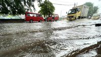Jalan Raya Hankam Bekasi Tergenang