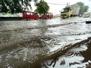Jalan Raya Hankam Bekasi Tergenang