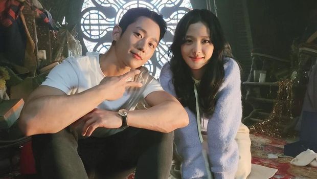 Momen kebersamaan Jung Hae In dan Jisoo di belakang layar Snowdrop.