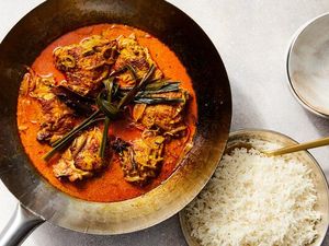 Kuah Kari Ayam Buatannya Mirip Air Toilet, Wanita Ini Dihujat Netizen