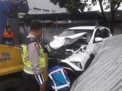 Tabrakan Mobil Vs Truk di Tol JORR Exit Jatiasih, Bodi Ringsek