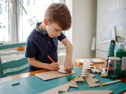 7 Kerajinan dari Kardus yang Bisa Latih Kreativitas Anak, Yuk Coba!