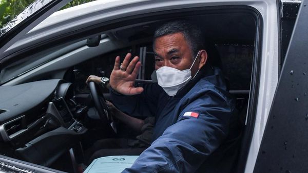 Lambaian Tangan Ketua DPRD DKI Usai Diperiksa Soal Formula E