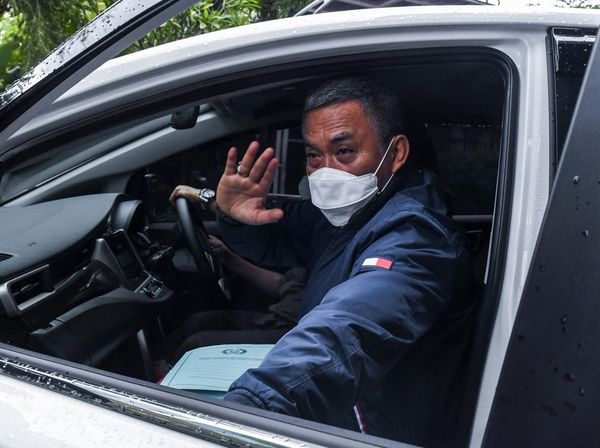 Lambaian Tangan Ketua DPRD DKI Usai Diperiksa Soal Formula E
