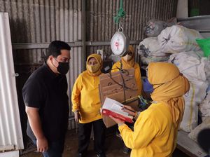 Datangi Bank Sampah di Kembangan Utara, Erick: Bagus, Diajari Nabung