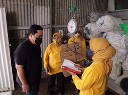 Datangi Bank Sampah di Kembangan Utara, Erick: Bagus, Diajari Nabung