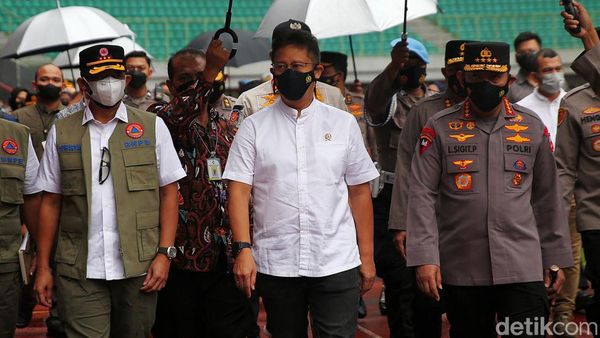 Kapolri-Menkes-Kepala BNPB Tinjau Vaksinasi di Stadion Patriot