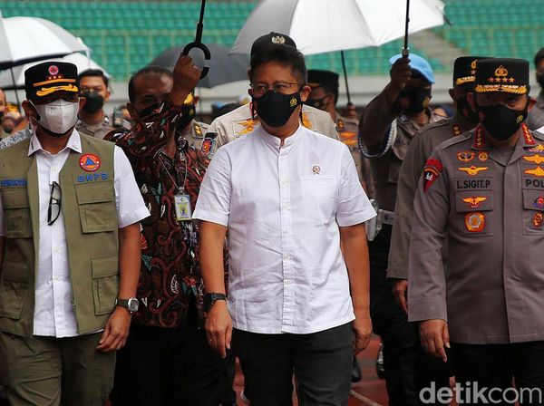Kapolri-Menkes-Kepala BNPB Tinjau Vaksinasi di Stadion Patriot