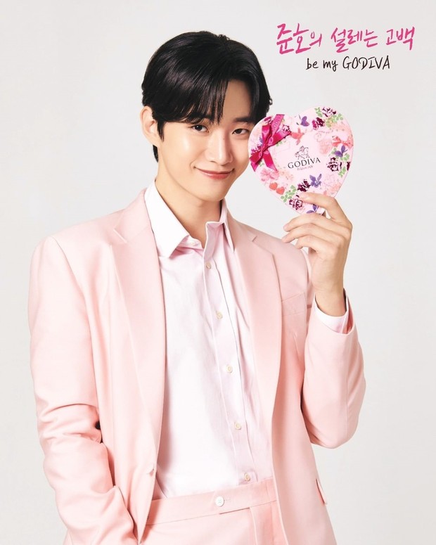 Lee Junho terpilih sebagai model baru merek cokelat Godiva Korea/instagram/godivakorea Junho 2PM sebagai model merek cokelat Godiva Korea.