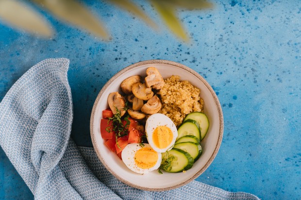 Makanan yang disajikan bersama telur rebus matang/Foto: Pexels.com/ANTONI SHKRABA