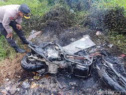 Ketahuan Akan Bobol Rumah, Maling di Sidoarjo Dimassa dan Motornya Dibakar
