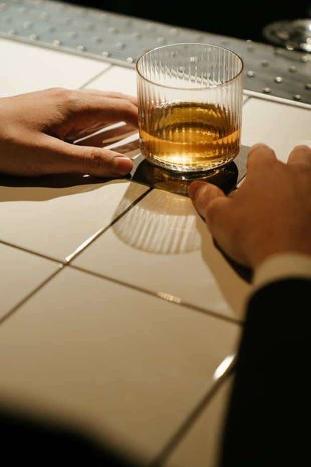 Mengonsumsi alkohol / foto : pexels.com/cottonbro