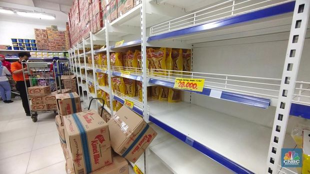 Minyak Goreng Masih Langka di Supermarket (CNBC Indonesia/Tri Susilo)