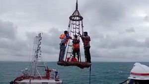 Momen Penyelamatan 2 Nelayan yang Terombang-ambing di Laut Tuban
