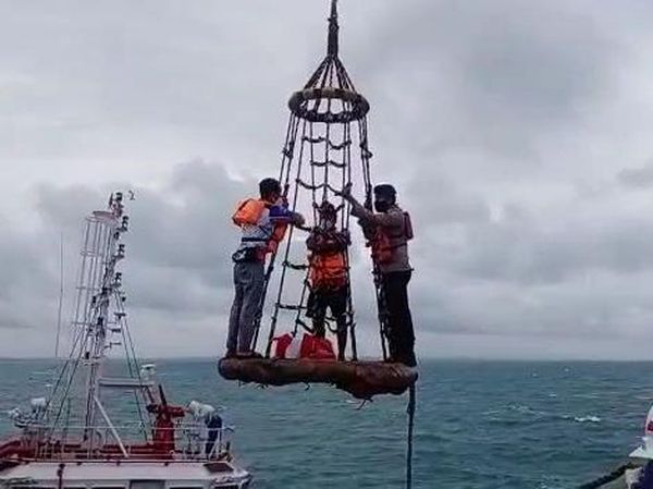 Momen Penyelamatan 2 Nelayan yang Terombang-ambing di Laut Tuban