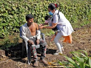 Nakes India Keliling Vaksinasi Sambil Gendong Anak