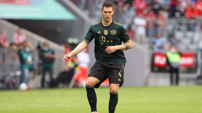 MUNICH, GERMANY - SEPTEMBER 18: Niklas Süle of FC Bayern München runs with the ball during the Bundesliga match between FC Bayern München and VfL Bochum at Allianz Arena on September 18, 2021 in Munich, Germany. (Photo by Alexander Hassenstein/Getty Images)
