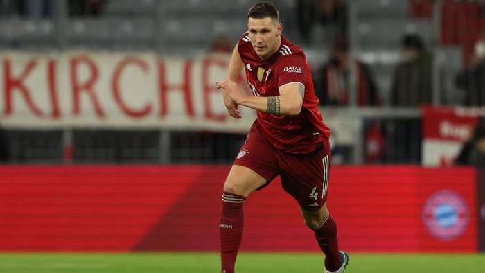 MUNICH, GERMANY - FEBRUARY 05: Niklas Süle of FC Bayern München runs with the ball during the Bundesliga match between FC Bayern München and RB Leipzig at Allianz Arena on February 05, 2022 in Munich, Germany. (Photo by Alexander Hassenstein/Getty Images)