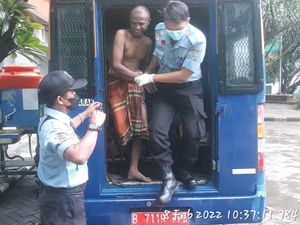 Bakar Dua Motor di Jaktim, Seorang ODGJ Diamankan Dinsos