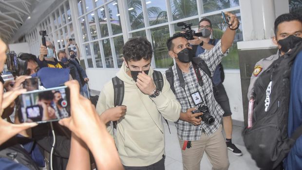 Pebalap Repsol Honda MarcMarquez tiba di Bandara Internasional Lombok (BIL) di Praya, Lombok Tengah, NTB, Senin (7/2/2022). Sebanyak 24 pebalap bersama tim telah tiba di Lombok untuk mengikuti tes pramusim MotoGP di Pertamina Mandalika International Street Cicruit pada 11-13 Februari 2022.ANTARA FOTO/Ahmad Subaidi/rwa.