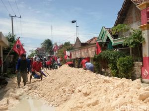 235 Meter Jalan Tergenang Dampak Bengawan Njero Lamongan Diuruk Batu Kapur 235 Meter Jalan Tergenang Dampak Bengawan Njero Lamongan Diuruk Batu Kapur