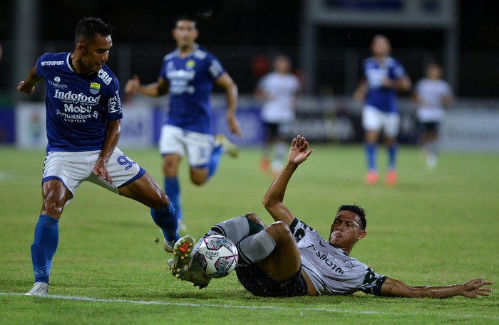 Pesepak bola Persib Bandung Erwin Ramdani (kiri) berebut bola dengan pesepak bola Persikabo 1973 Andy Setyo Nugroho (kanan) saat pertandingan Liga 1 di Stadion I Gusti Ngurah Rai, Denpasar, Bali, Sabtu (29/1/2022).  Persib Bandung menang 1-0. ANTARA FOTO/Fikri Yusuf/wsj.