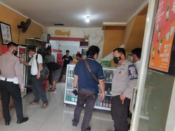 Polisi Razia Toko Miras di Bogor, Hasilnya 186 Botol Disita