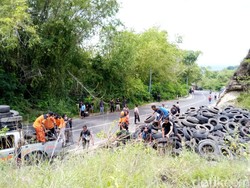 Kata Polisi-Dishub soal Relawan Pasang Ban Bekas di Tebing Bukit Bego