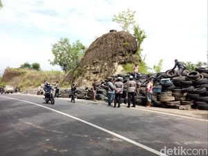 Redam Kecelakaan, Relawan Pasang Ban Bekas di Tebing Bukit Bego Bantul