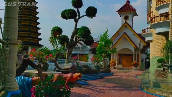 8 Potret Rumah KH Ali Mursyid yang Viral, Ada Tempat Ibadah 5 Agama