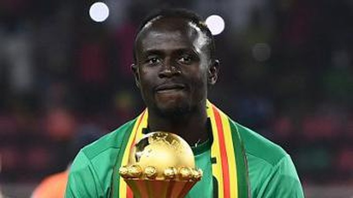Senegals forward Sadio Mane holds the trophy prior to the ceremony after winning after the Africa Cup of Nations (CAN) 2021 final football match between Senegal and Egypt at Stade dOlembe in Yaounde on February 6, 2022. (Photo by CHARLY TRIBALLEAU / AFP)