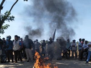 Duh! Ratusan Pemuda Protes Blokir Jalan dan Bakar Ban Depan Sirkuit Mandalika