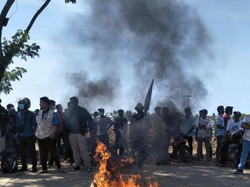 Duh! Ratusan Pemuda Protes Blokir Jalan dan Bakar Ban Depan Sirkuit Mandalika