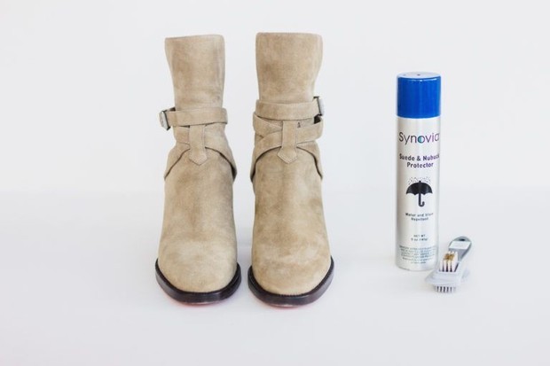 Semprotkan Spray Pelindung Sepatu/Foto: Pinterest/C. Style Semprotkan Spray Pelindung Sepatu/Foto: Pinterest/C. Style