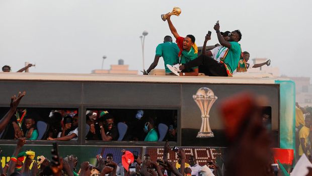 Members of the Senegal National Soccer Team celebrate as they arrive in a bus after their Africa Cup win, in Dakar, Senegal February 7, 2022. REUTERS/Zohra Bensemra
