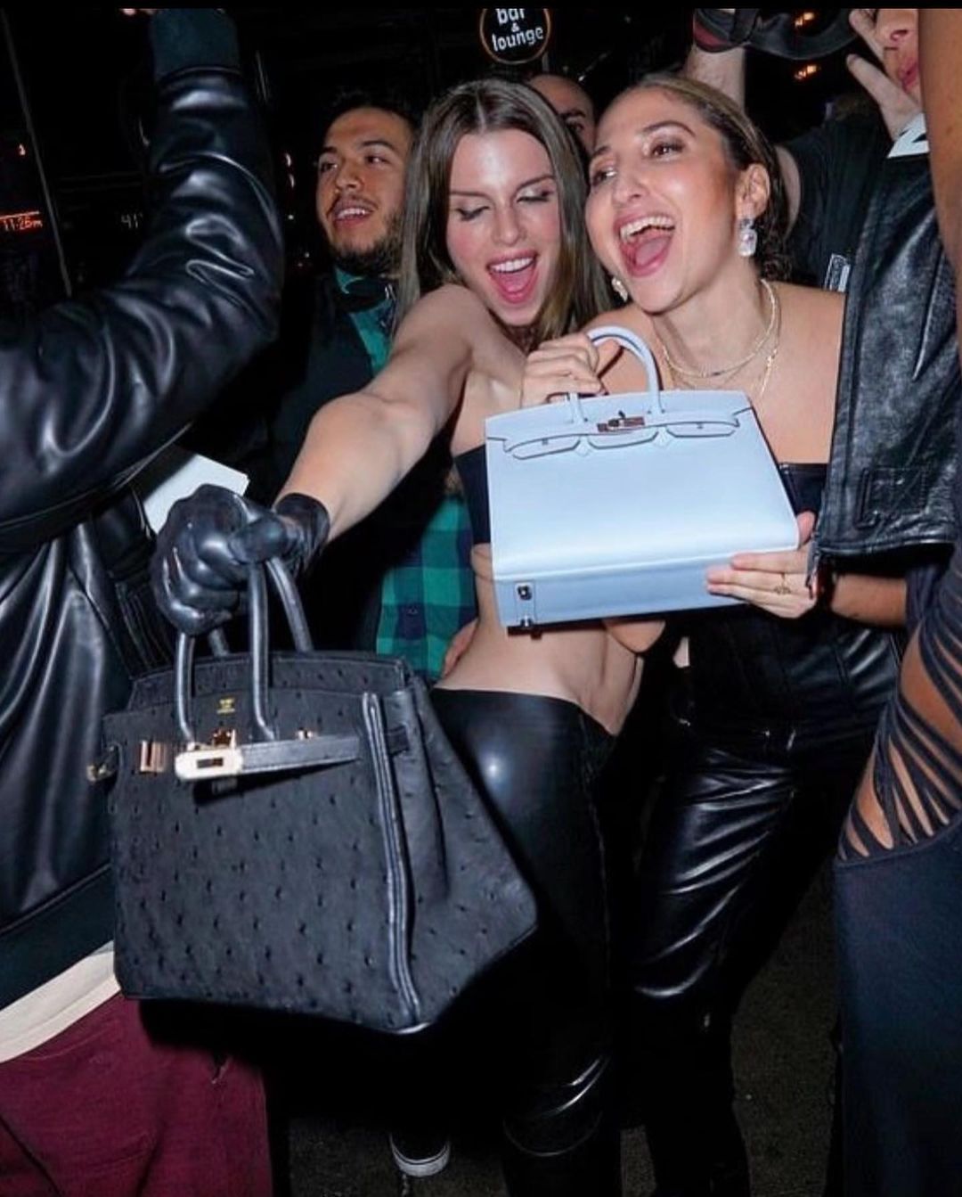 Tas Hermes Birkin pemberian Kanye West untuk Julia Fox dan teman-temannya