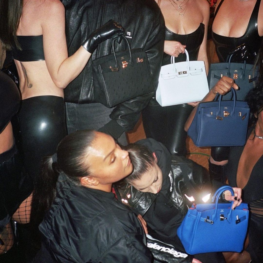 Tas Hermes Birkin pemberian Kanye West untuk Julia Fox dan teman-temannya