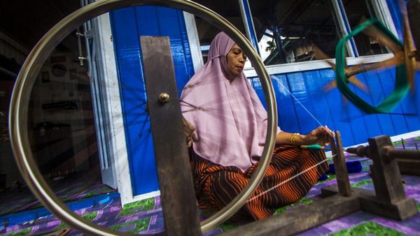 Melihat Pembuatan Sarung Tenun Khas Samarinda