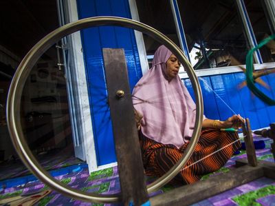Melihat Pembuatan Sarung Tenun Khas Samarinda