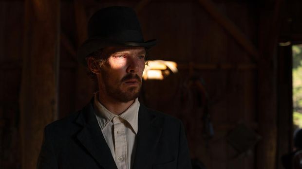THE POWER OF THE DOG: BENEDICT CUMBERBATCH as PHIL BURBANK in THE POWER OF THE DOG. Cr. KIRSTY GRIFFIN/NETFLIX © 2021