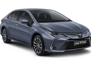 Toyota Perbarui Corolla Altis, Kini Makin Canggih Toyota Perbarui Corolla Altis, Kini Makin Canggih