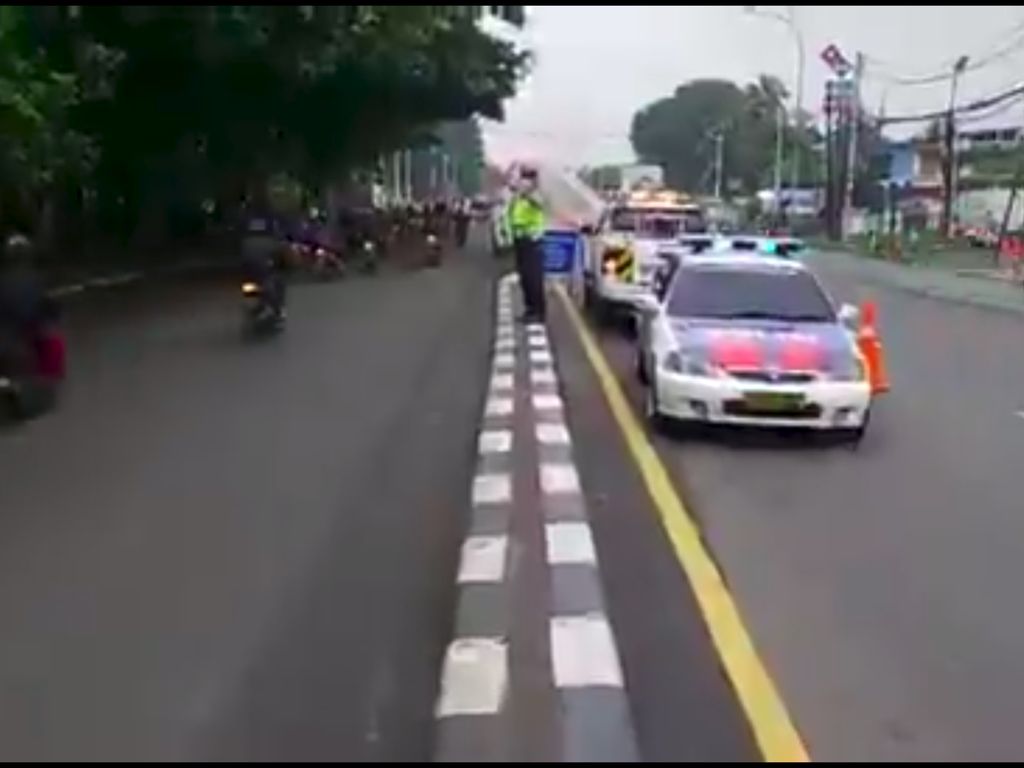 Polisi Uji Coba Contraflow Depan Grand Cakung, Mobil Dimasukkan ke Tol