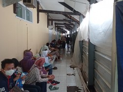 Duduk di Emperan Lorong, Pasien Poliklinik Keluhkan Fasilitas RSUD dr Soekardjo