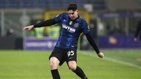 Alessandro Bastoni ada di urutan sembilan dengan valuasi sebesar 60,8 juta Euro. Foto: Getty Images/Marco Luzzani