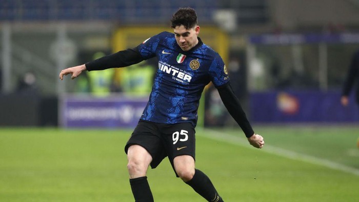 MILAN, ITALY - JANUARY 12: Alessandro Bastoni of FC Internazionale in action during the italian SuperCup match between FC Internazionale and Juventus at Stadio Giuseppe Meazza on January 12, 2022 in Milan, Italy. (Photo by Marco Luzzani/Getty Images)